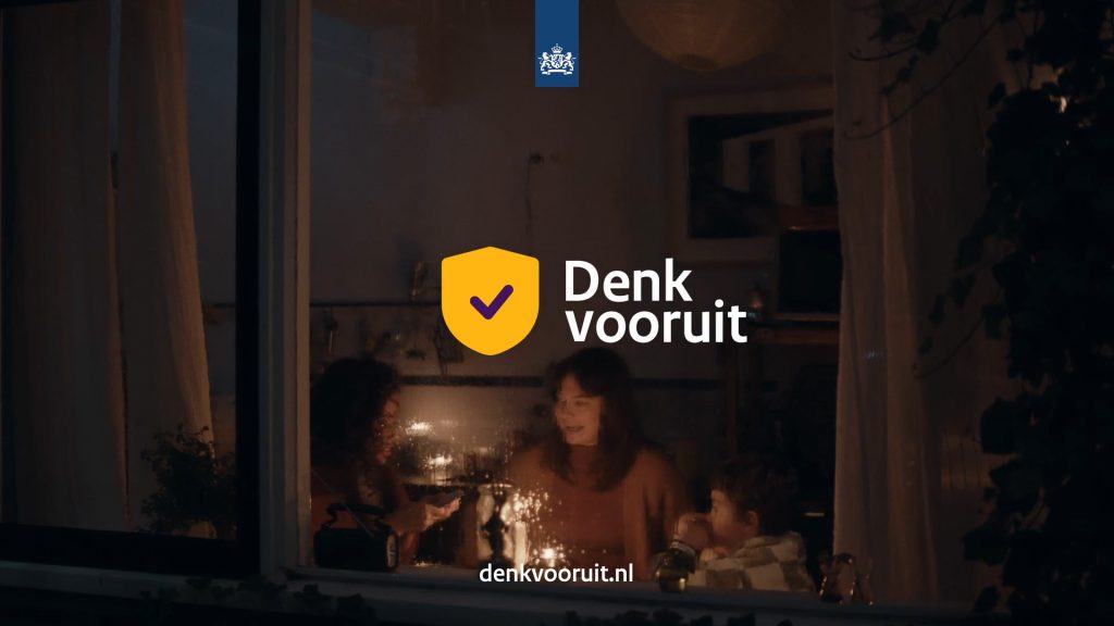 Gezin aan keukentafel met boven de tekst denk vooruit en daaronder de link denkvooruit.nl